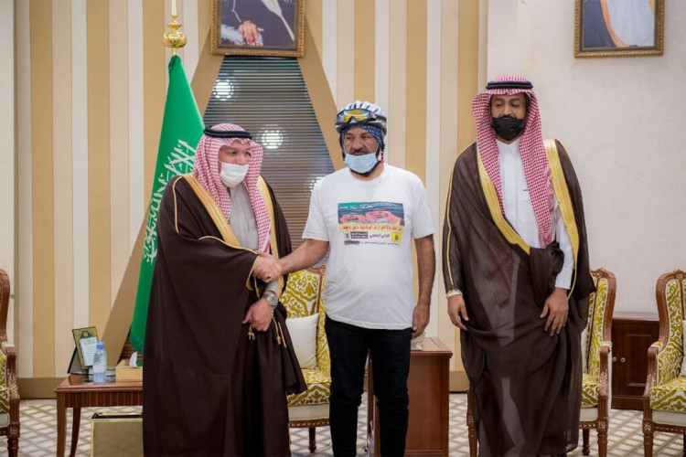 “أمير القصيم” يستقبل الرحالة المفرج