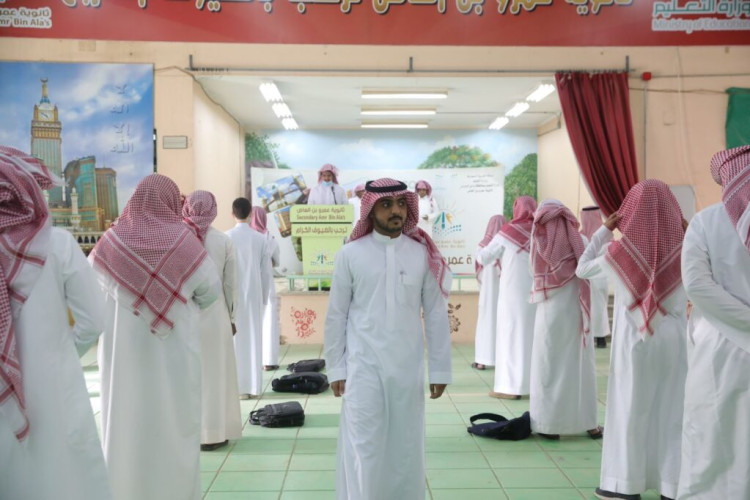 مدارس وادي الدواسر تبدأ فصلها الجديد بالاصطفاف الصباحي