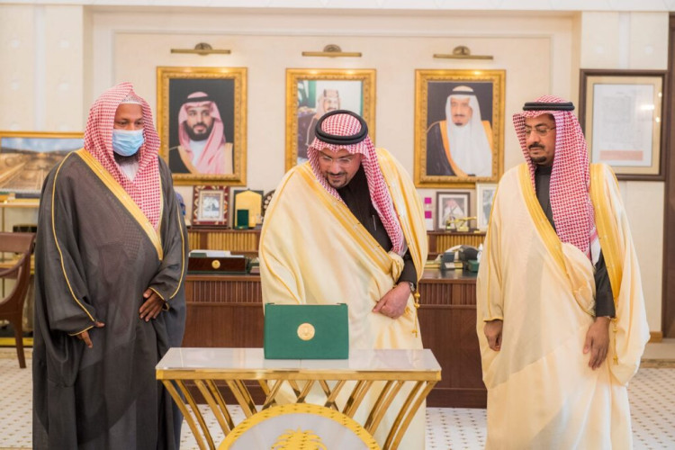 “أمير القصيم” يدشن مشروع ترجمة مؤلفات سموه الى 23 لغة