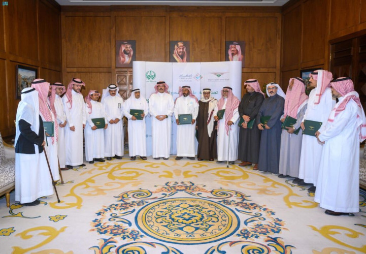 ‏ شاهد بالفيديو امير عسير ‬⁩ يسلم عددًا من المواطنين وثائق تملك عقاراتهم