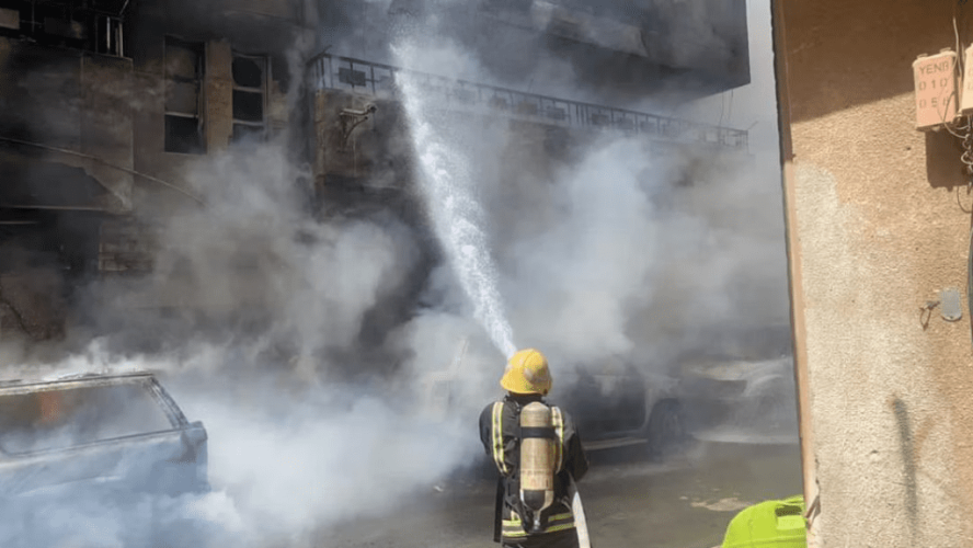 مدني ينبع يخمد حريقًا في مبنى سكني ويخلي 23 شخصًا