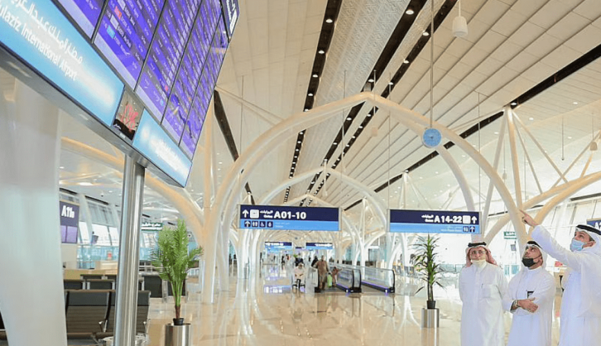 وزير النقل يتفقّد حركة السفر ومرافق مطار الملك عبدالعزيز الدولي بجدة