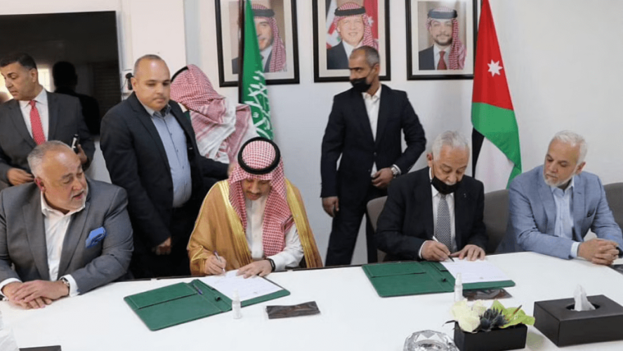 “إغاثي الملك سلمان” يوزّع 158 طن سلال غذائية رمضانية في المهرة باليمن