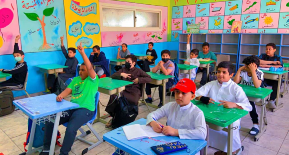 جدية وانضباط.. شاهد المدارس تستقبل طلابها صائمين بعد غياب 15 عاماً
