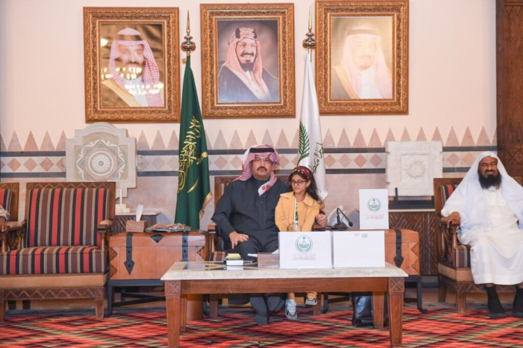 الأمير تركي بن طلال يلتقي قيادات المنطقة والأهالي، ويكرّم تعليم وصحة عسير وبيشة