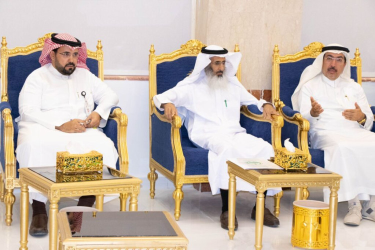 أمين عسير يجتمع بالأهالي بمقر بلدية المحافظة