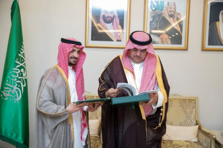 محافظ حفرالباطن يطلع على التقرير السنوي لجمعية ألفة للتنمية الأسرية