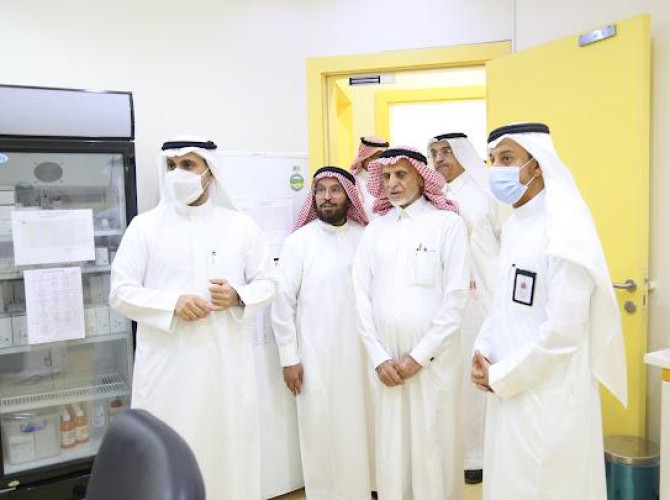 وزير الصحة يزور مجمع عيادات “عناية الطبي”