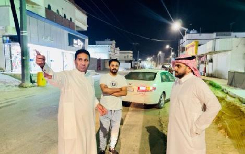 رئيس بلدية القوز يتفقد اعمال اصلاح الحفريات