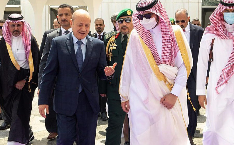 رئيس مجلس القيادة الرئاسي اليمني يغادر جدة