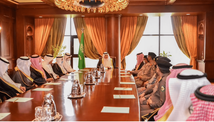 أمير تبوك يرأس اجتماع “الدفاع المدني” ويوجّه بمضاعفة الجهود وتفعيل الخطط