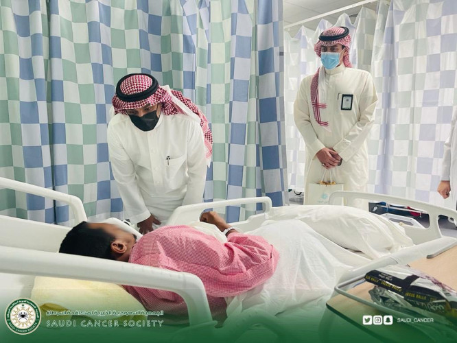 جمعية مكافحة السرطان تعايد المرضى ضمن برنامج “هدايا العيد”