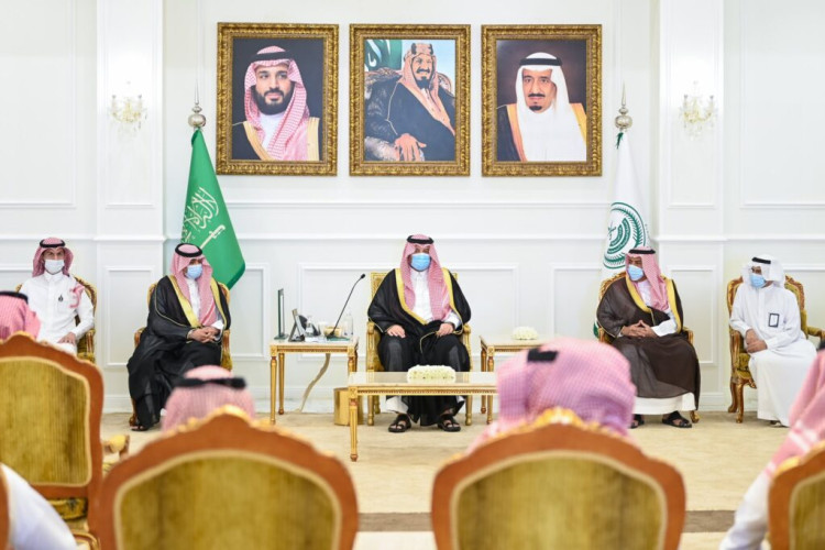 الأمير فيصل بن خالد يستعرض جهود 25 جمعية أهلية بالمنطقة خلال شهر رمضان