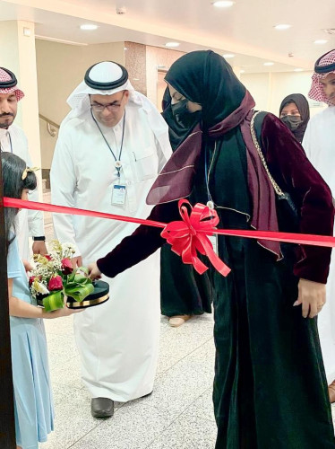 مساعد مدير عام فرع وزارة الموارد البشرية والتنمية الاجتماعية لقطاع التنمية بمنطقة المدينة المنورة تدشن الملتقى الأول لمراكز دور الضيافة للاطفال.