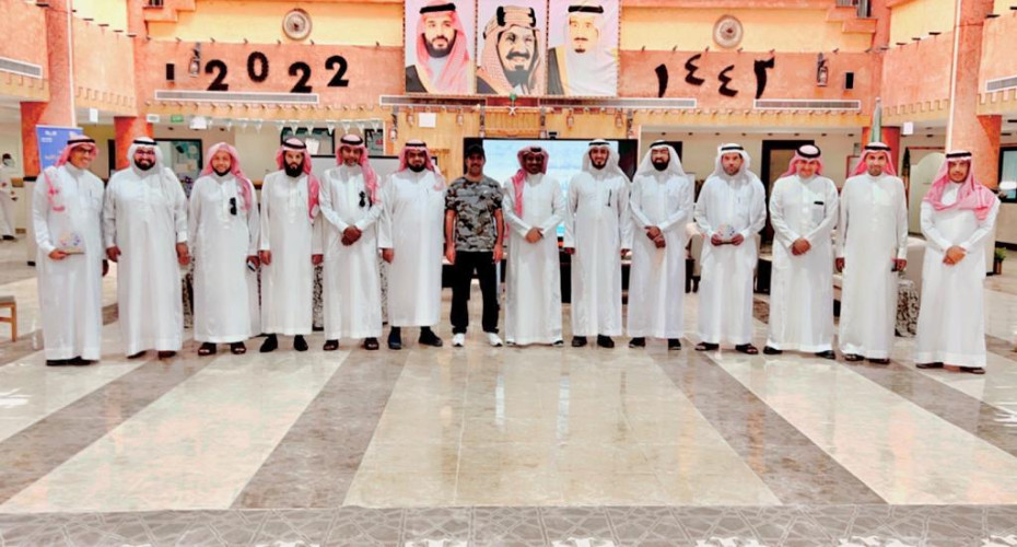 بالصور “السعادات” يُكرم منسوبي مدرسة الإمام جعفر الصادق الثانوية بـ”تعليم الأحساء”