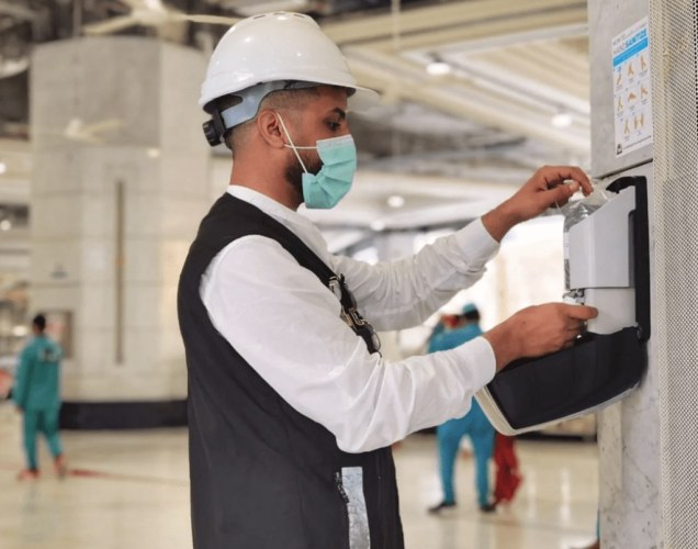 استعدادًا للحج.. صيانة معدات الوقاية البيئية بالمسجد الحرام