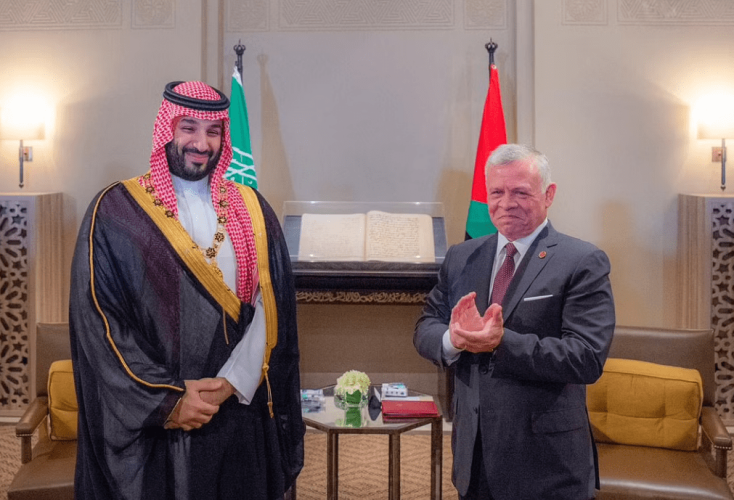 الملك عبدالله يقدم “قلادة الحسين” لولي العهد