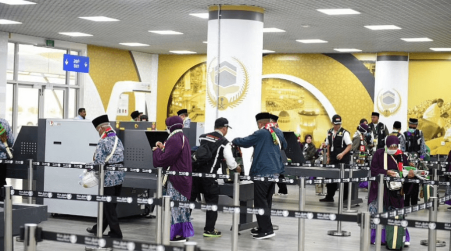 أول رحلة حج تصل للمدينة المنوّرة.. قادمة من إندونيسيا على متنها 358 حاجاً وحاجة