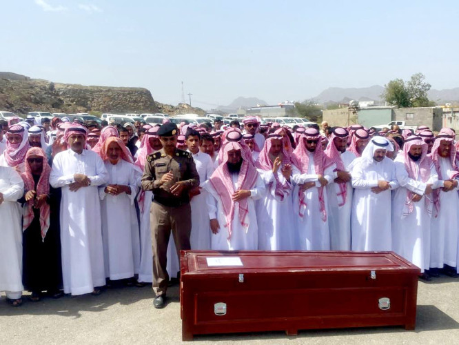 محافظ محايل يستقبل جثمان شهيد الواجب(العسيري)وينقل تعازي القيادة لذويه