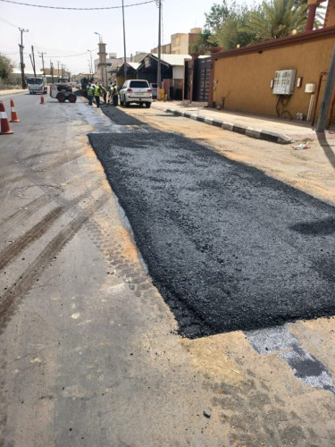 بلدية بيشة تعالج الهبوطات والحُفر بطرق المحافظة