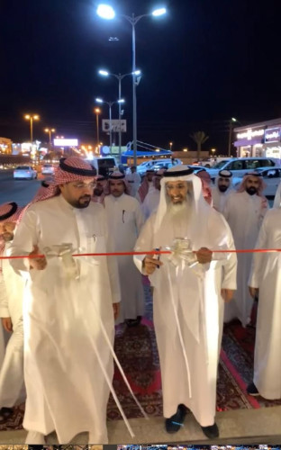 محافظ بيشة يفتتح جسر المشاة على طريق أبها