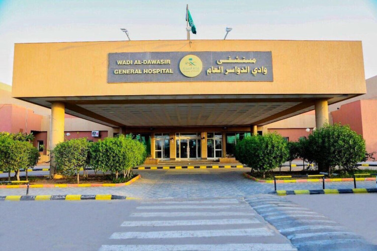 عملية دقيقة تنقذ مريضاً يعاني تضخماً بالغدة الدرقية في وادي الدواسر