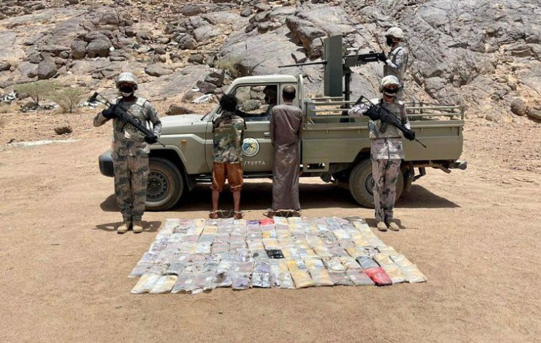 إحباط محاولات تهريب (435) كيلوجراماً من الحشيش و(45.6) طناً من القات و(22,000) قرص إمفيتامين والقبض على المشاركين فيها