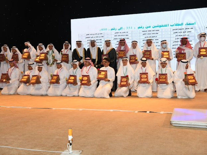 وكيل إمارة منطقة مكة المكرمة يكرم 400 طالباً متفوقاً بتعليم مكة