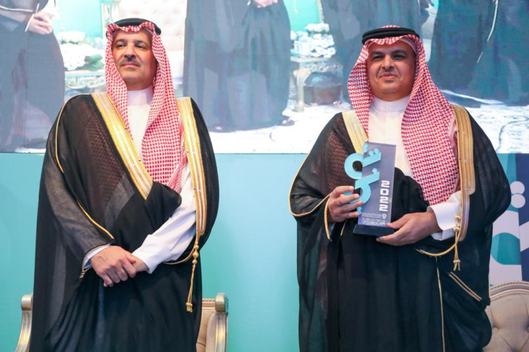 أمير منطقة المدينة المنورة يُكرّم مدير عام فرع وزارة الموارد البشرية والتنمية الاجتماعية