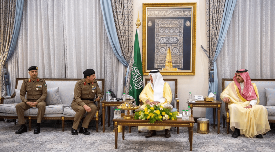أمير مكة يستقبل عددًا من المسؤولين بمقر الإمارة بمشعر منى