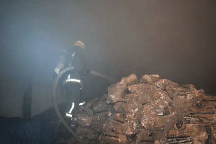 الدفاع المدني يخمد حريقاً في مستودع فحم بحي العزيزية.. ولا إصابات