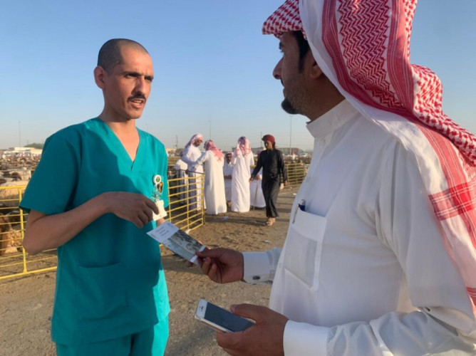 مكتب الزراعة بحفرالباطن تنفذ حملة “أضحيتي” في سوق الماشية