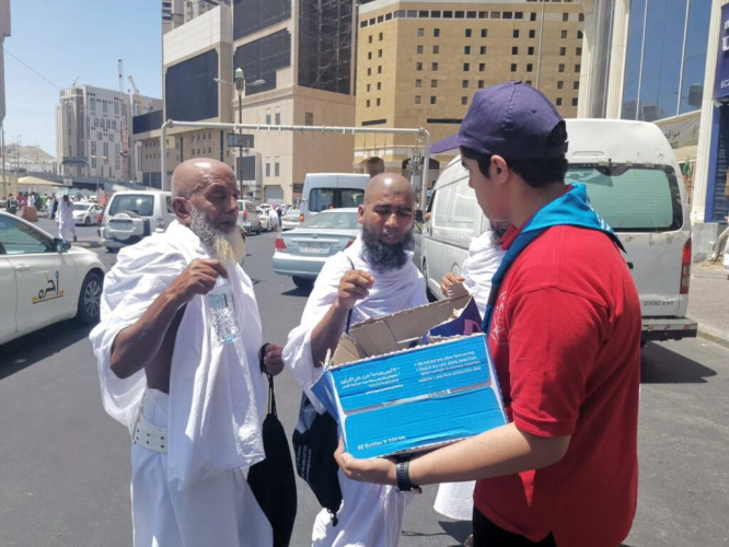 (25)ألف عبوة ماء وزعتها كشافة التعليم لضيوف بيت الله الحرام