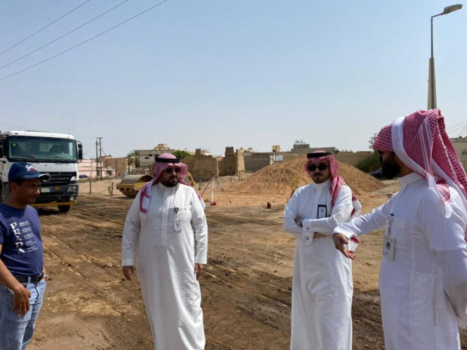 ال جلبان يقف على مشروع سفلتة مشروع حي روشن ال مهدي