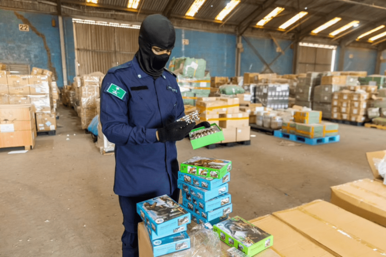 إحباط محاولة تهريب 1.100.000 حبة مُخدرة مُخبأة في إرسالية “ألعاب وملابس وبضائع متنوعة”