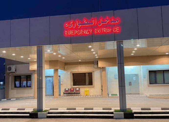 انقلاب حافلة يُصيب 15 شخصاً بينهم طفلان عُمانيان عند كوبري الخرمة