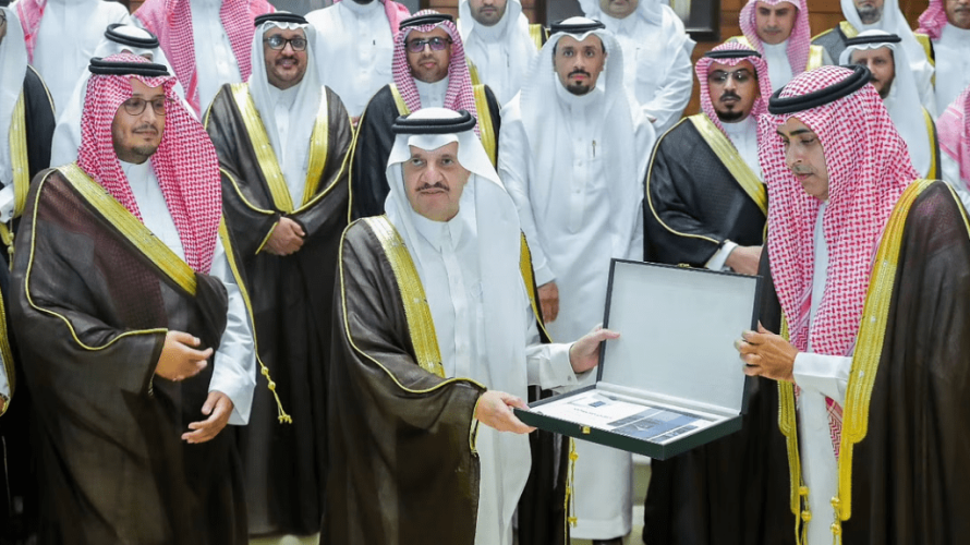 “أمير الشرقية” لمنسوبي التعليم: بأعناقكم أمانة.. أبناؤنا وبناتنا هم أغلى ما نملك