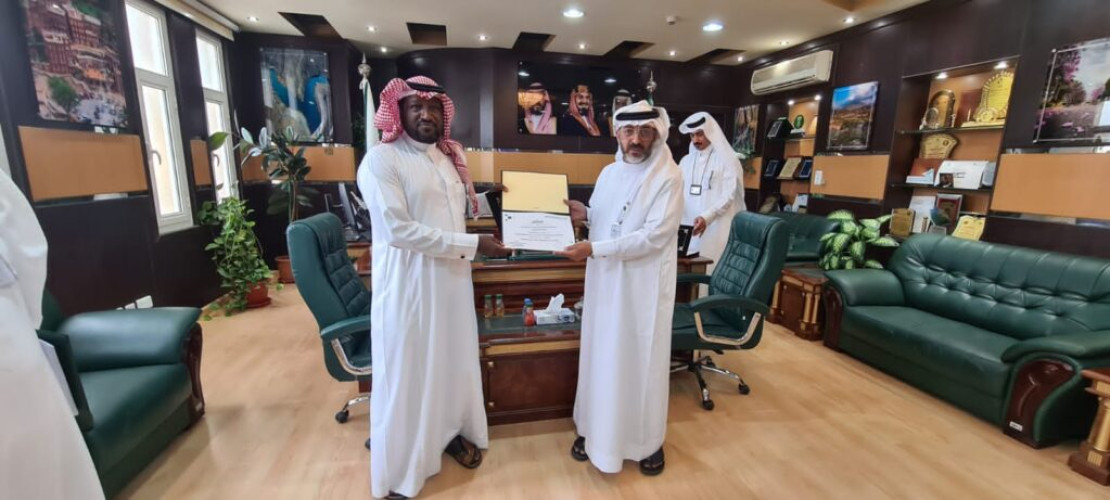 الويمني يكرم مدير ادارة الاسواق والمسالخ سابقا والعاملين في مهرجان العنب والفواكه الموسمية