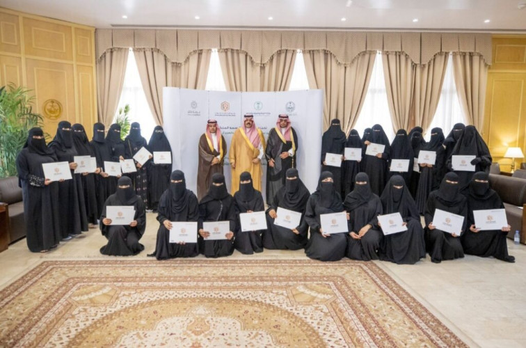 أمير حائل يشهد حفل تخريج الدفعة الثانية لتأهيل الشباب لامتهان حرفة تربية النحل وإنتاج منتجاته