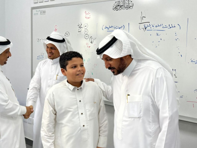 محافظ فيفاء يتفقد مجمع الدفرة التعليمي