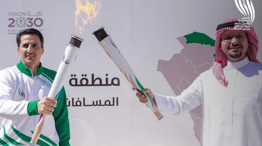 أمير منطقة الحدود الشمالية بالنيابة يتسلّم شعلة دورة الألعاب السعودية 2022