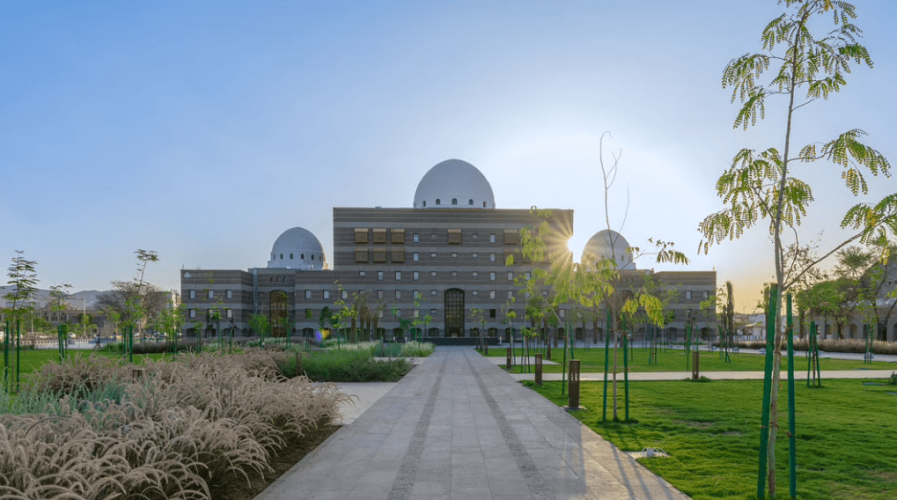 بدء تنفيذ مشروع شحن السيارات الكهربائية بحدائق وطرق المدينة المنورة