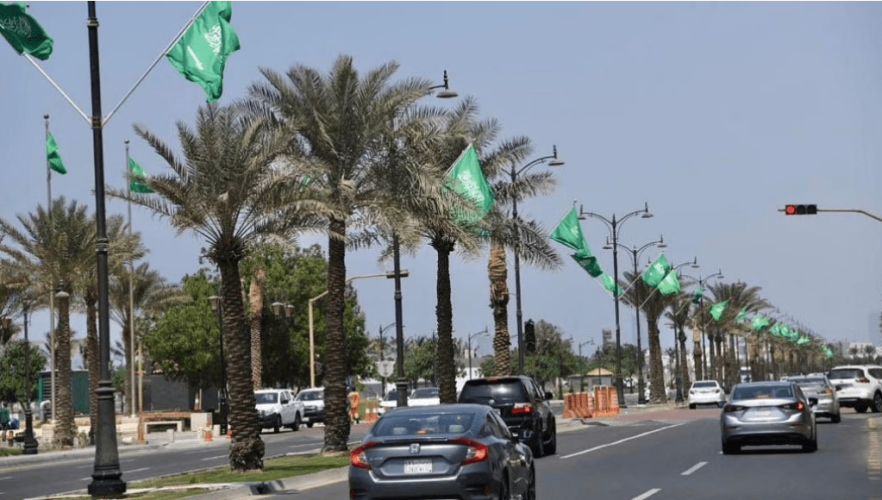جدة تتزين بأكثر من 3500 عَلَم احتفاءً باليوم الوطني