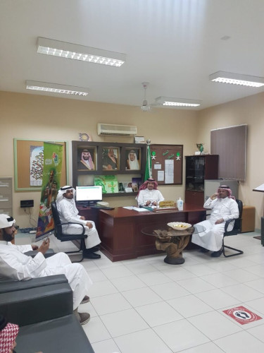 السهلي في زيارة تفقدية لمتوسطة عبدالله بن عثمان لتعليم الكبار