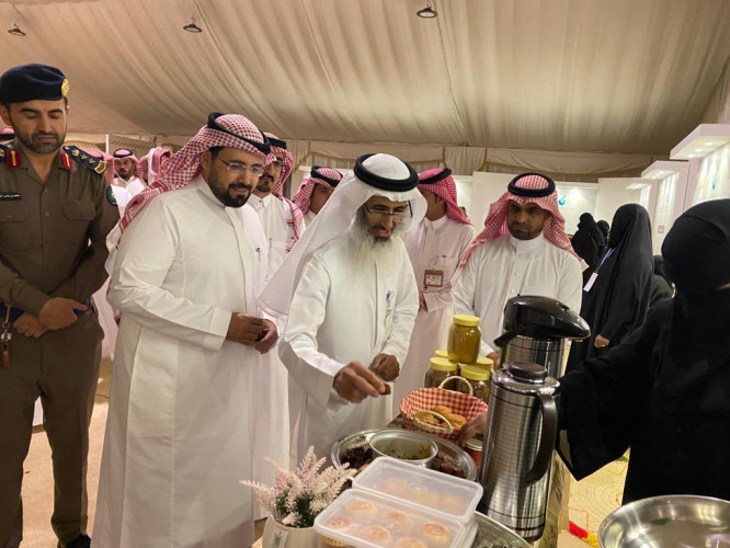 محافظ بيشة يشهد فعاليات مهرجان الصفري