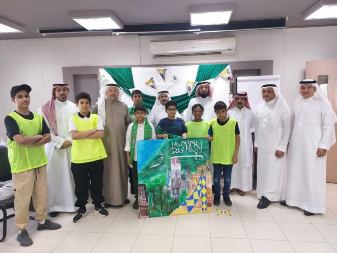 التربية الفنية بمكتب تعليم الجنوب تقيم ورشة عمل فنية استعداداً لمناسبة اليوم الوطني السعودي 92