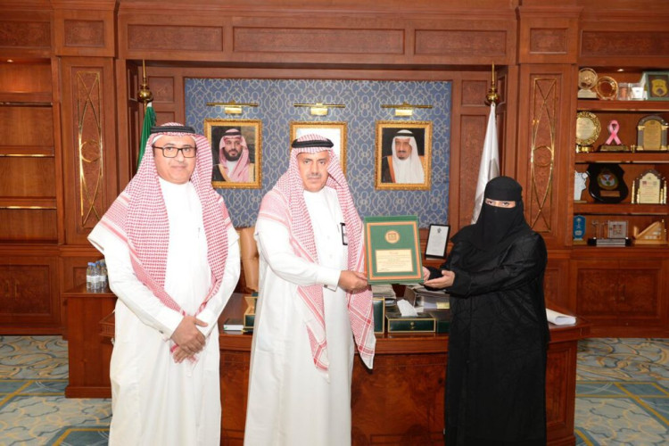 رئيس جامعة الملك خالد يكرم طالبة مخترعة حصلت على ذهبية معرض “KIWE” 2022 بكوريا