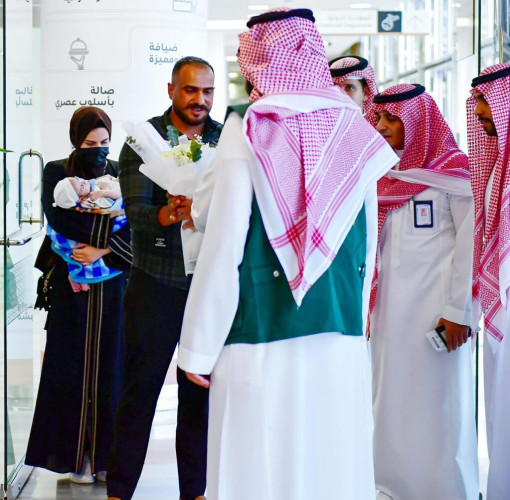 إنفاذًا لتوجيهات خادم الحرمين الشريفين.. وصول التوأم السيامي العراقي “عمر وعلي” إلى الرياض