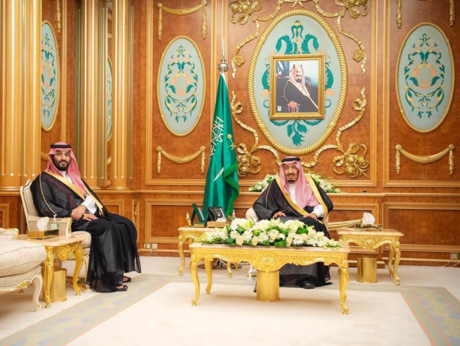 وزير الدفاع ووزير التعليم يؤديان القسم عقب صدور الأمر الملكي بتعيينهما في منصبيهما الجديدين