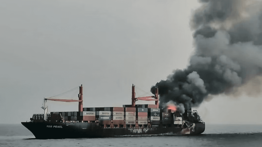 حرس الحدود ينقذ طاقم سفينة بنمية تعرضت لحريق أثناء إبحارها بمياه البحر الأحمر